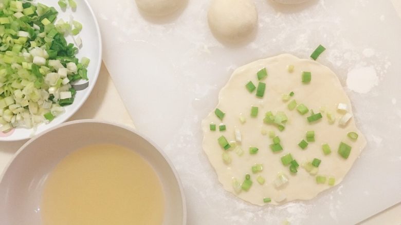 迷你葱油饼,用擀面杖将小面团擀成薄面皮,刷一层油,撒上适量盐和切好的葱花