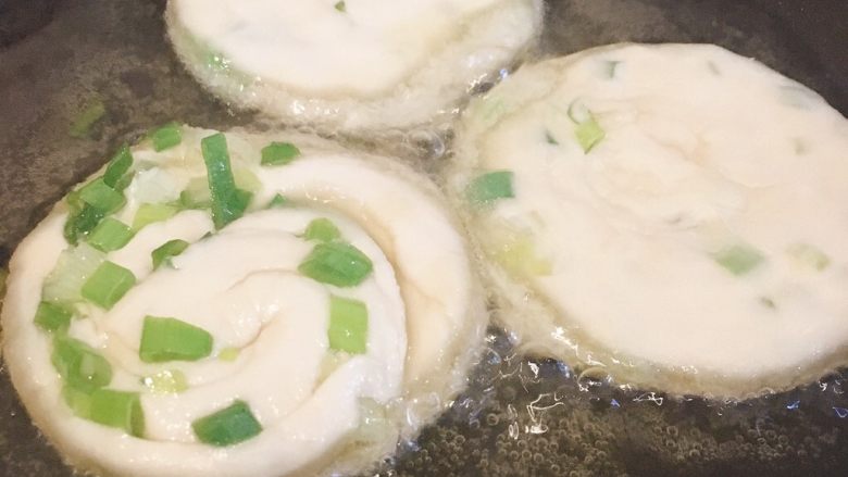迷你葱油饼,平底锅放入适量油,放入饼坯,中小火煎制