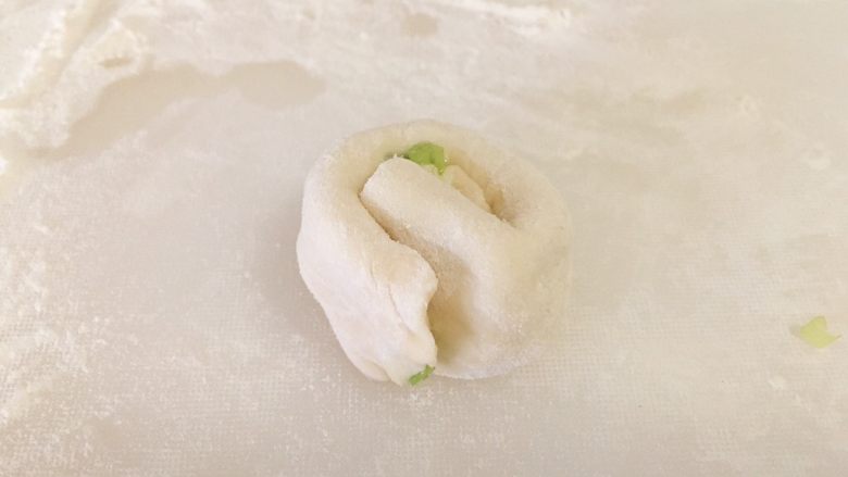 迷你葱油饼,盘成一圈,捏合