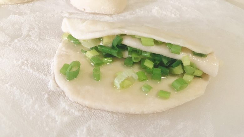 迷你葱油饼,或者折叠卷起面皮