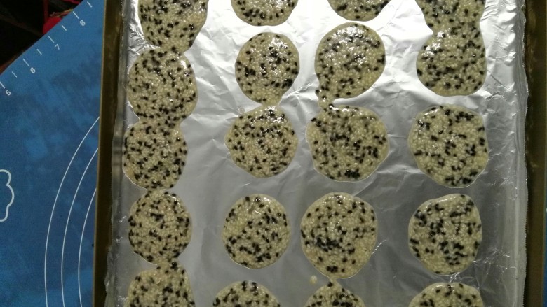 芝麻薄脆,烤盘铺锡纸或油布,有间隔的挤在烤盘里。