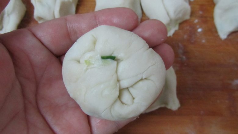 捧着吃、酥掉渣——葱香酥饼,取其中一个面团,稍微拉长,把两头折到中间搓圆