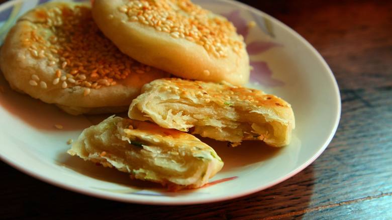 捧着吃、酥掉渣——葱香酥饼,咬一口,酥的掉渣