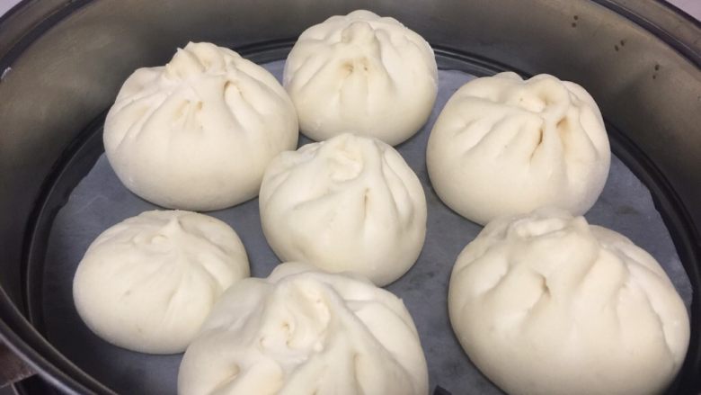 香菇胡萝卜鲜肉包,冷水上锅蒸15分钟,焖1分钟后再揭开锅盖
