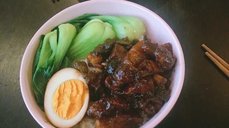 台湾卤肉饭,米饭上放入白水油菜,淋上卤肉!