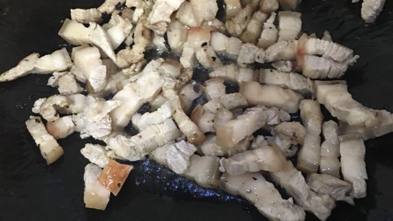 台湾卤肉饭,用炸洋葱的油,加入五花肉,煸炒,加入葱姜蒜粒和桂叶,<a style='color:red;display:inline-block;' href='/shicai/ 695'>八角</a>炒香