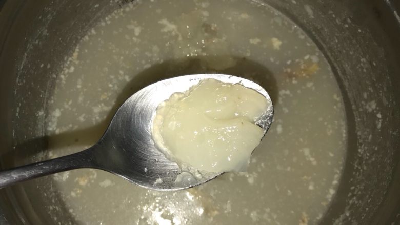 牛骨浓汤—苏泊尔精钢球釜鲜呼吸100快速电压力锅SY-50HC18Q食谱,做好的牛骨汤我把它冷藏了一晚,第二天才做罗宋汤。看看汤已经结块,像布丁,多浓稠的汤啊!如果觉得太浓稠可以兑点水,或者分成块放入冰箱冷冻,以后做汤就能用。