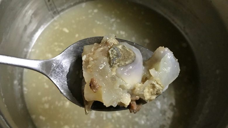 牛骨浓汤—苏泊尔精钢球釜鲜呼吸100快速电压力锅SY-50HC18Q食谱,牛骨关节还有很多筋,这个是我浸泡一小时后的状态,把筋都泡发了,很浓胶原蛋白