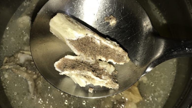 牛骨浓汤—苏泊尔精钢球釜鲜呼吸100快速电压力锅SY-50HC18Q食谱,取了一块牛骨用牙测试压制过的牛骨,已经能轻易咬断,而且我试了一小块,还能把骨嚼成细渣,咀嚼过的图片有点恶心我就不上了,哈~