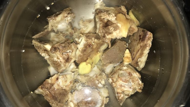 牛骨浓汤—苏泊尔精钢球釜鲜呼吸100快速电压力锅SY-50HC18Q食谱,焯过水的牛骨洗净,放入精钢球釜内胆里,加入水没过牛骨,放入姜片