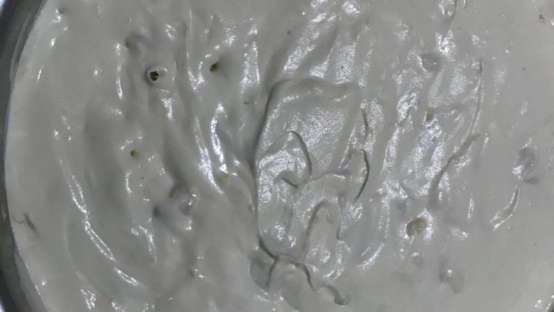 芒果慕斯,奶油倒入牛奶果酱中,一次性加入,快速搅拌均匀