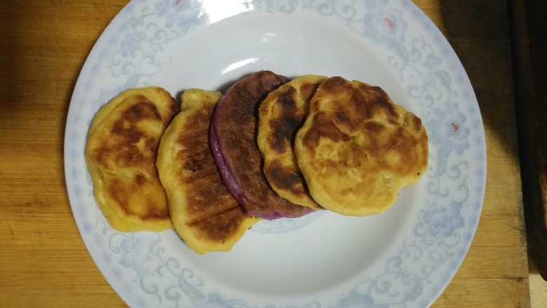 红薯紫薯发面饼,出锅,很软,平时我做的饼很硬,这次不是,很软和配玉米面粥很好吃