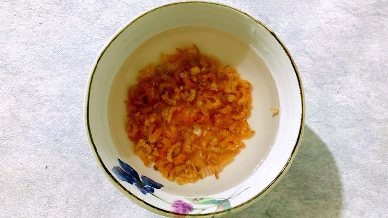 暖冬系列の普普通通一碗家常暖心汤,金钩海米稍微冲洗一下之后用温水浸泡,备用