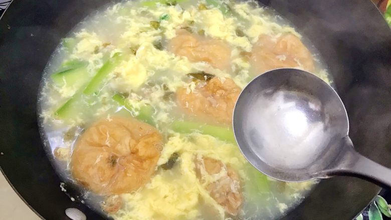 暖冬系列の普普通通一碗家常暖心汤,用勺子搅拌均匀,撒上小葱,即可