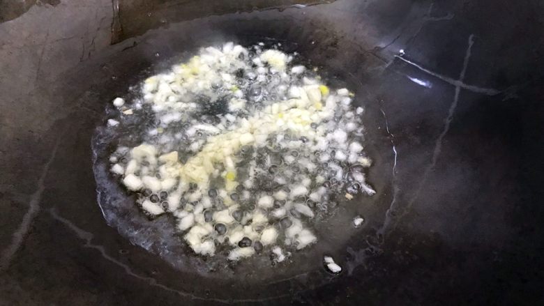 暖冬系列の普普通通一碗家常暖心汤,入大蒜末,小火煸香