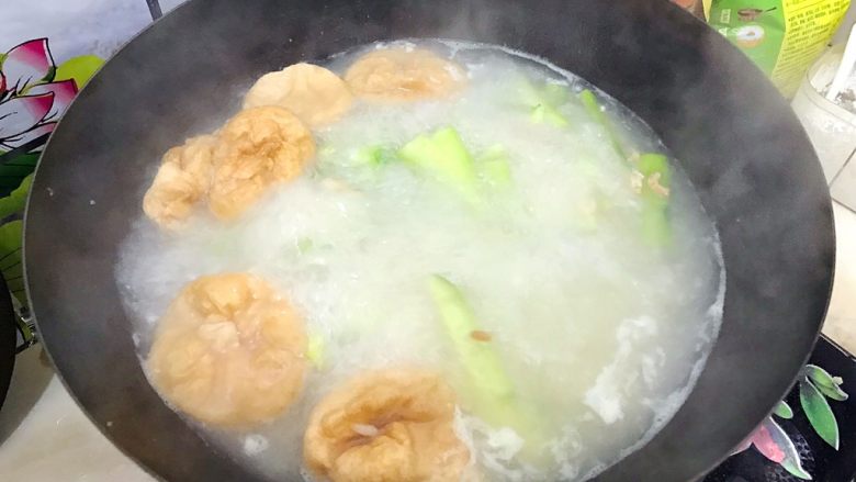 暖冬系列の普普通通一碗家常暖心汤,打开锅盖,油面筋已经瘪下去了,说明已经差不多熟了