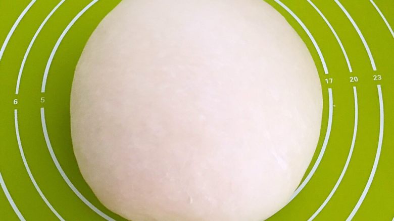 酸菜馅蒸饺,揉成光滑的面团,盖上保鲜膜饧面20分钟