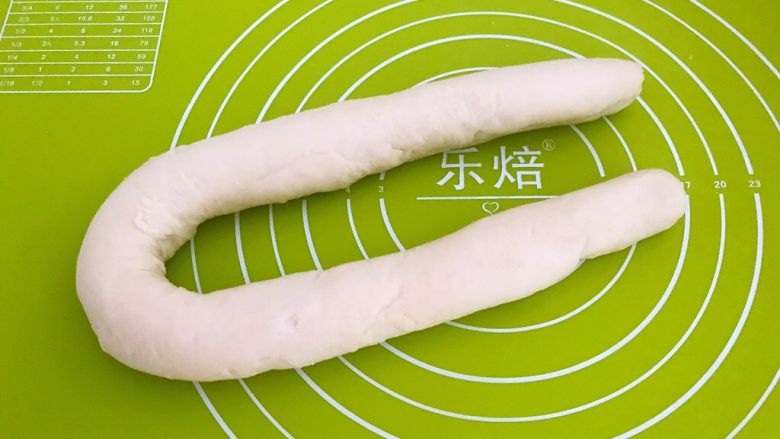 酸菜馅蒸饺,面饧好了,揉成长条