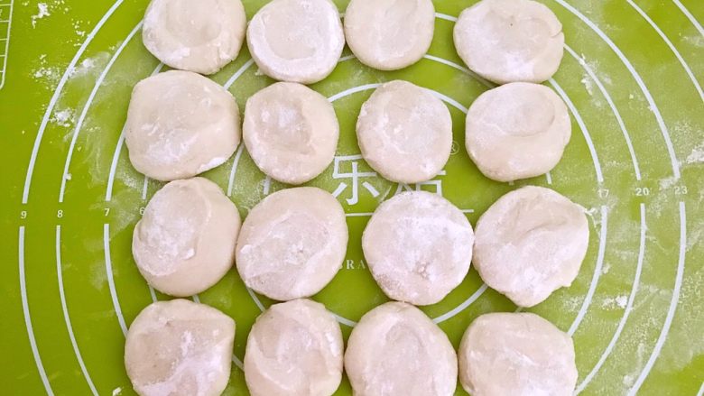 酸菜馅蒸饺,把面块压扁