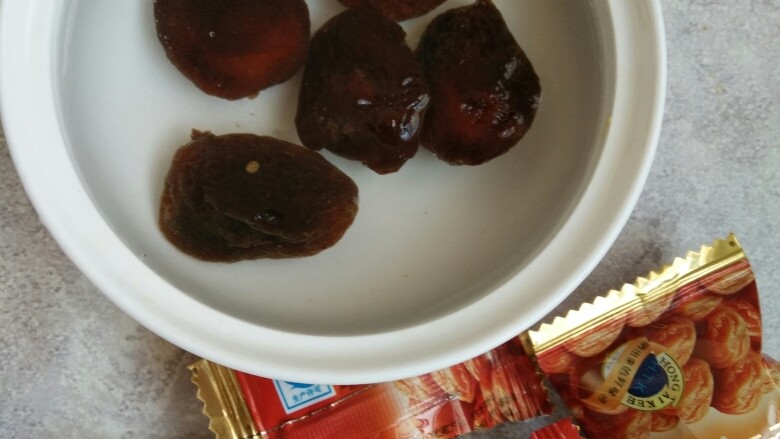 排骨最爱酸甜口~话梅烧小排,取五六颗话梅放入碗中,加少许水泡半小时