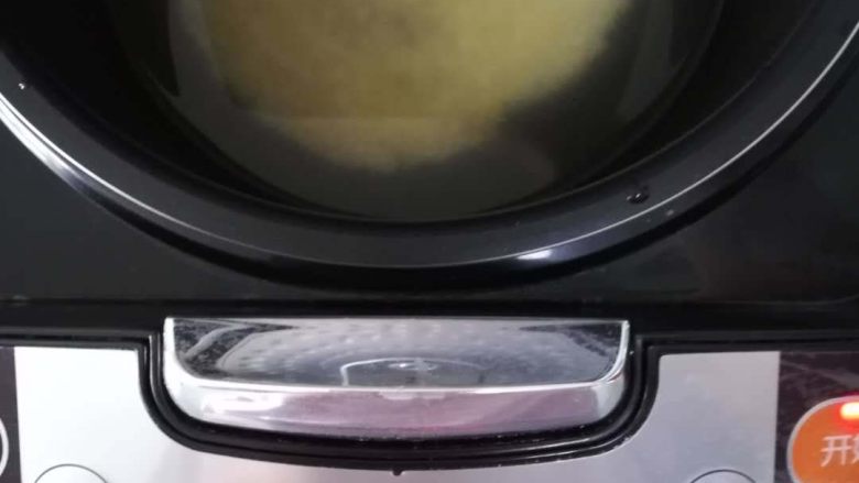 番茄菠菜猪肝粥,泡好猪肝,双米用清水冲洗干净,倒入电饭煲中,加入500克水,按煮粥键。