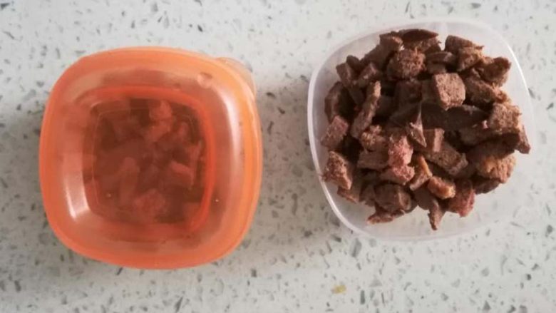 番茄菠菜猪肝粥,如果想更快手,可以一次多处理点猪肝,放入辅食盒中冷冻,一次拿一盒吃,一个礼拜吃完就可以了!冷冻的话,注意猪肝焯水就要焯熟。