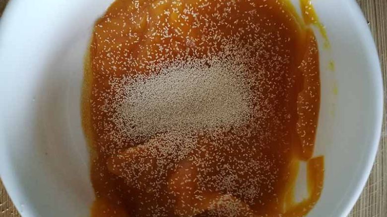 简单,简单到有点过分 这种早餐你肯定没试过,用榨汁机榨成南瓜泥,加入1克<a style='color:red;display:inline-block;' href='/shicai/ 731'>酵母</a>搅拌均匀。