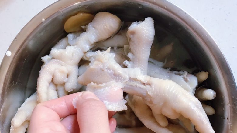 吃不够的剔骨麻辣凤爪,看一下煮好凤爪,是非常有弹性的