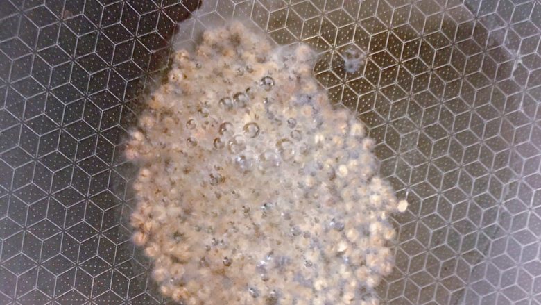 吃不够的剔骨麻辣凤爪,锅中放油,油热之后放入花椒炸香,3秒关火。
