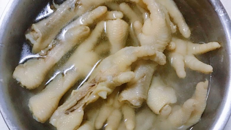 吃不够的剔骨麻辣凤爪,煮好的鸡爪迅速过冷水冲洗2遍,然后放入冰镇的矿泉水中,一起放入冰箱冷藏1小时。
这样做主要是为了让凤爪的胶原蛋白凝固,让口感更加脆爽。