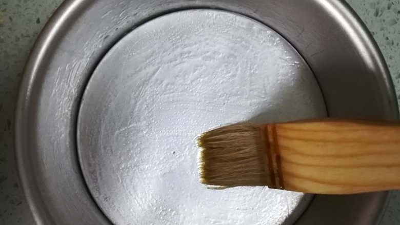 简单,简单到有点过分 这种早餐你肯定没试过,准备一个六寸的活底模具或者盆子,底部和四周刷上食用油防粘。