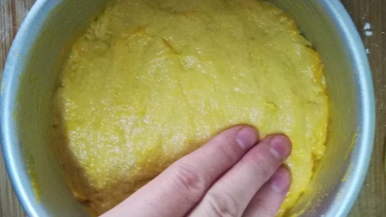 简单,简单到有点过分 这种早餐你肯定没试过,南瓜面团倒入模具中,表面轻轻刷点油,用手按压整理到表面平整。