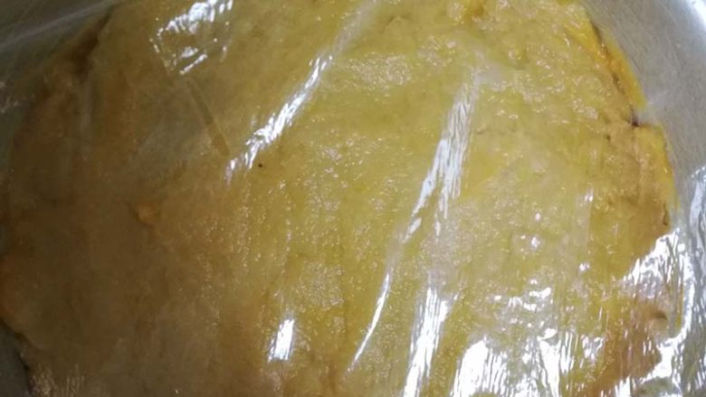 简单,简单到有点过分 这种早餐你肯定没试过,盖上保鲜膜或大一点盘子,温暖处发酵到两倍大,表面可以看到气孔哦!