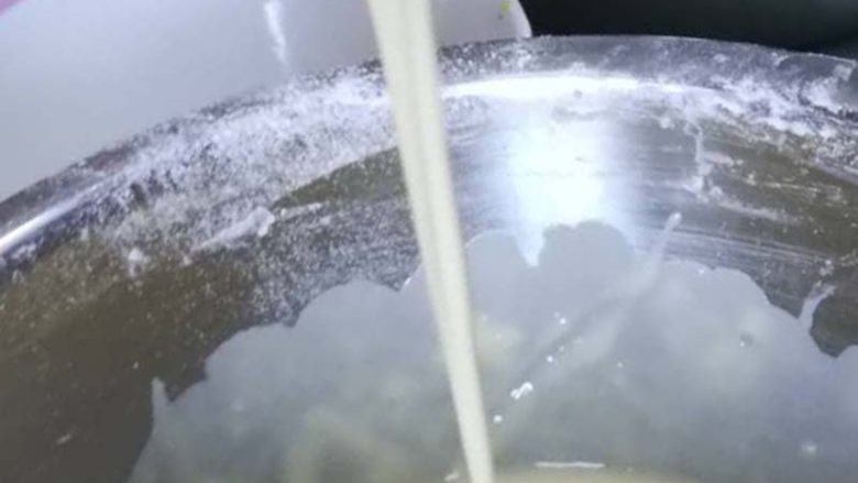 这才是传说中的松饼,搅打好的蛋黄糊,蛋抽提起呈线形掉落。