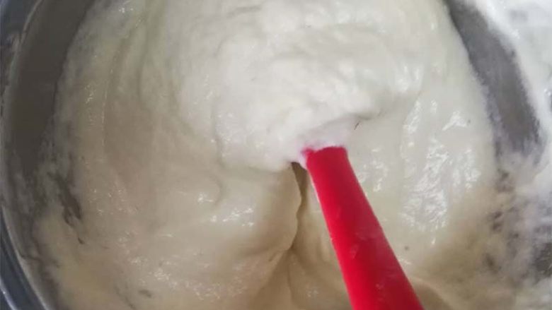 这才是传说中的松饼,这里要强调一下搅拌手法,刮刀从蛋白霜中间切入,从底部抄起,翻拌,不要画圈搅拌。