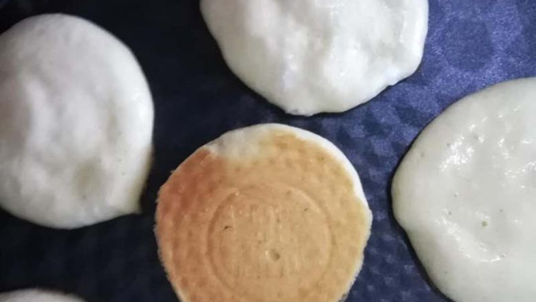 这才是传说中的松饼,煎两面呈金黄色。想要表面软软的松饼,关火盖盖子焖一分钟哦!