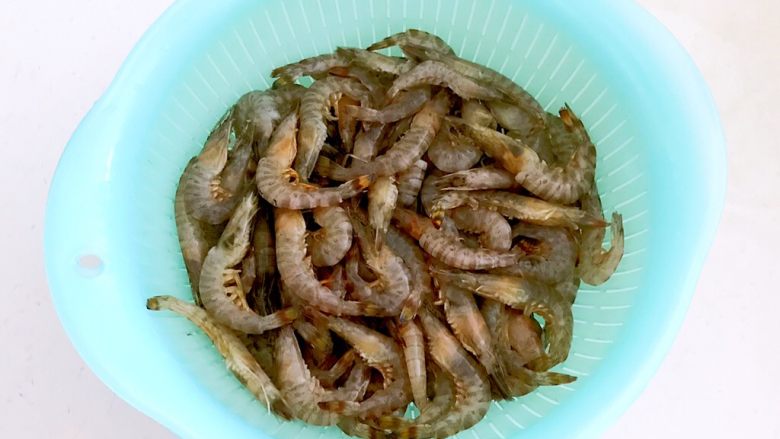 椒盐基围虾,逐一剪好基围虾清洗干净,沥干水分