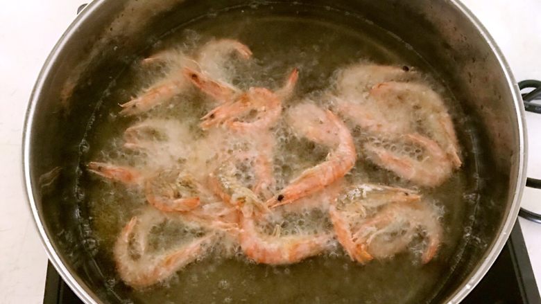 椒盐基围虾,锅里加入大豆色拉油,烧至5分热的时候加入基围虾温火炸制3分钟