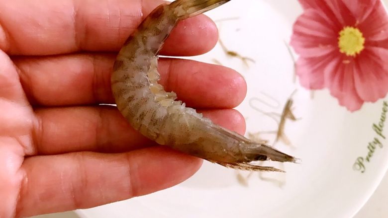 椒盐基围虾,剪去基围虾的虾脚和虾须,挑出虾线