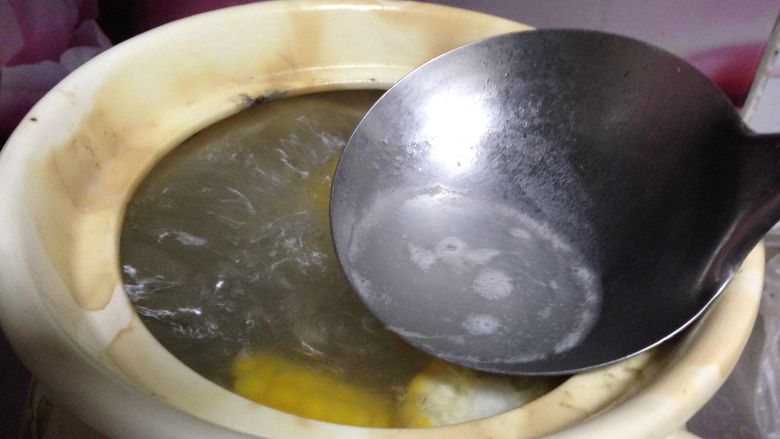 营养、暖身——玉米排骨莲藕汤,锅开后撇去浮沫