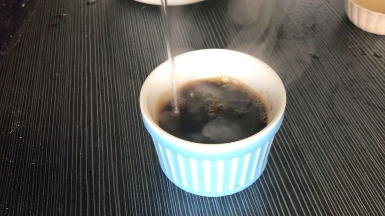 红豆发糕,<a style='color:red;display:inline-block;' href='/shicai/ 882'>红糖</a>用温水融化