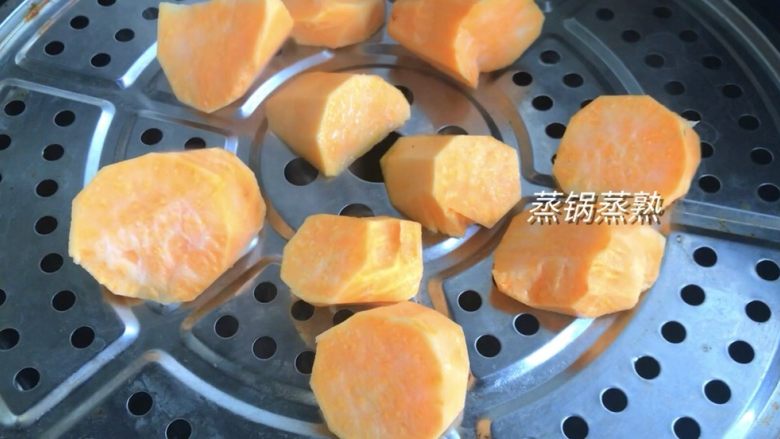 红豆发糕,放蒸锅上蒸熟