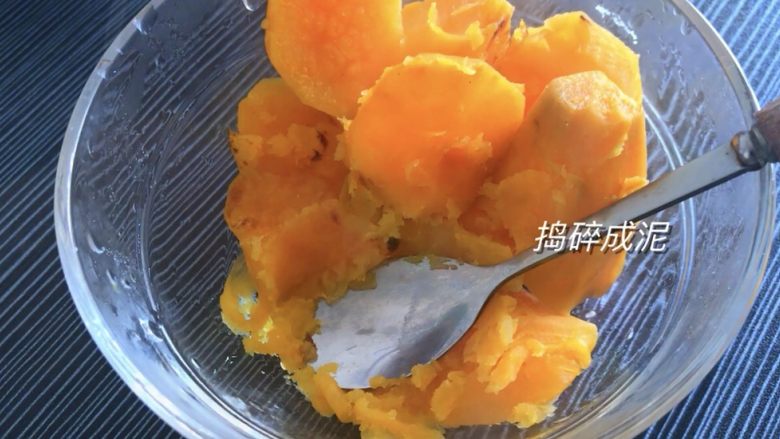 红豆发糕,捣碎成泥,备用