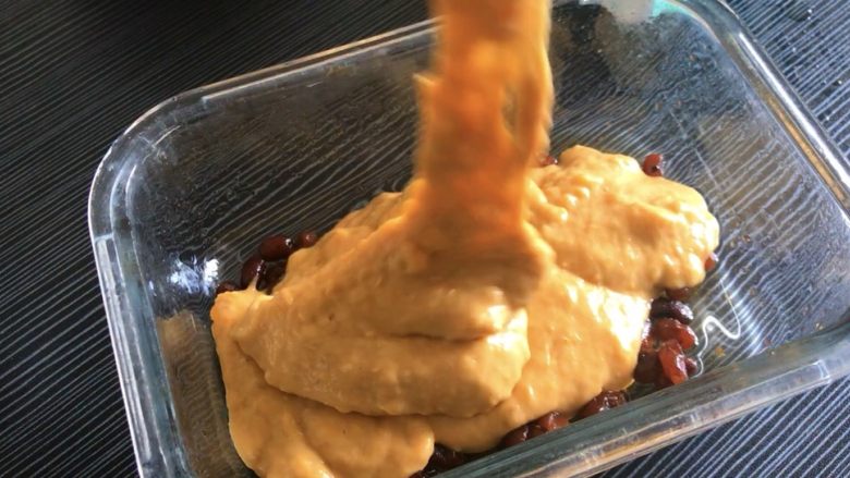 红豆发糕,倒入搅拌好的面粉泥