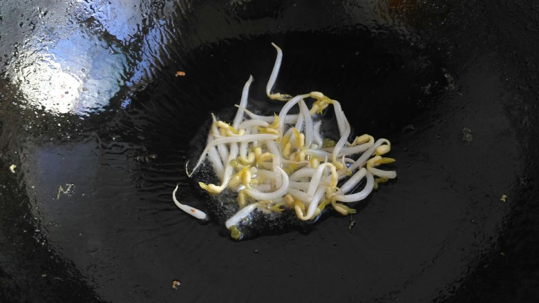 蒜苔鸡蛋炒面,锅里再放适量油,把绿豆芽放入翻炒几下
