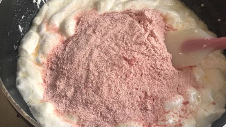 草莓牛轧糖,棉花糖融化后,加入奶粉和草莓粉