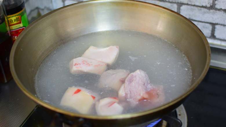 五花肉酸菜粉条,<a style='color:red;display:inline-block;' href='/shicai/ 428'>五花肉</a>放凉水锅,大火烧开,撇去浮沫,捞出备用