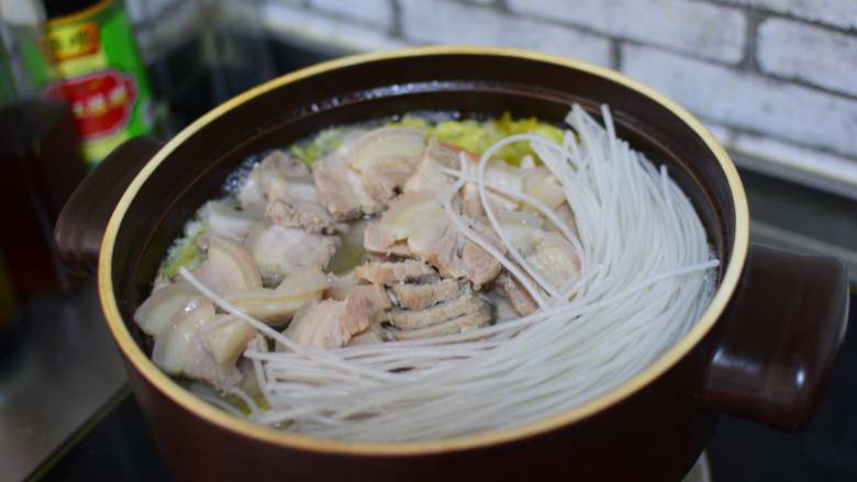 五花肉酸菜粉条,加入粉条,继续煮20分钟