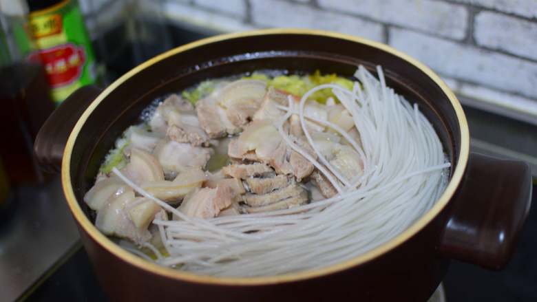 五花肉酸菜粉条,加入粉条，继续煮20分钟