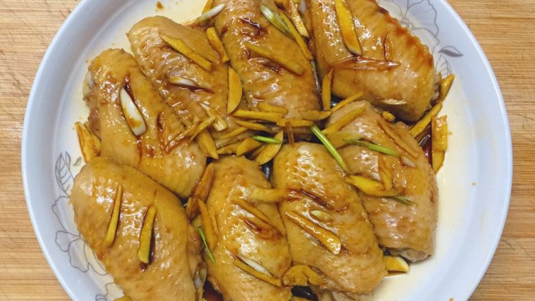 美味烤鸡翅,用手抓拌均匀,腌制2小时至其入味。(期间要翻一次)